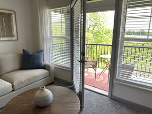 Smart TV, offices, computer monitors - The C-Suite | Luxe Dublin 1BR w/Home Office (Dublin)