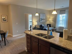 Una Smart TV, libros, una oficina