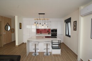 Geladeira, micro-ondas, fogão, cooktop