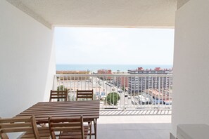 Outdoor dining - Global Properties: Apartment with terrace and sea views (Canet d´en berenguer)