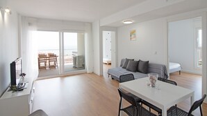 Un apartamento moderno con comedor, sofá y cama.