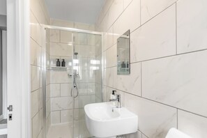 Dusj, hårføner, håndklær og toalettpapir