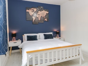 2 Schlafzimmer, individuell dekoriert, individuell eingerichtet
