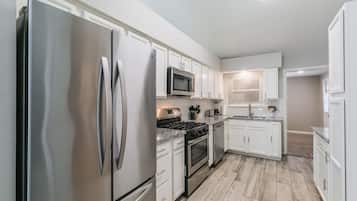 Geladeira, micro-ondas, fogão, cooktop