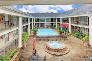 A courtyard with a swimming pool, a hot tub, and outdoor seating. - Montrose Houston's Urban Charm (Houston)