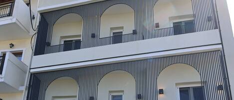 Vista frontal de la propiedad