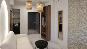 Ein modernes Wohnzimmer mit einem weißen Sofa, einem schwarzen Couchtisch und einem Holzregal.