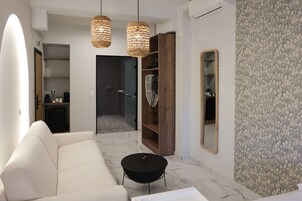 Deluxe Twin Room | In-room safe, blackout drapes, soundproofing, iron/ironing board