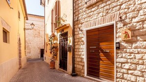 Exterior detail - [★CENTER★] in square with parking, Climate & WiFi (Sirolo)
