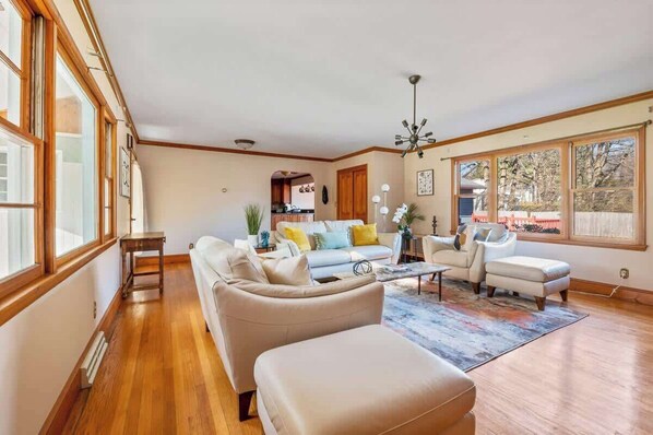 TV, fireplace, stereo, offices - HV Spacious Retreat sleeps 13 with pool and hot tub (Poughkeepsie)