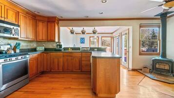 Kylskåp, mikrovågsugn, ugn och spishäll