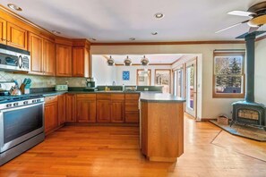 Fridge, microwave, oven, stovetop - HV Spacious Retreat sleeps 13 with pool and hot tub (Poughkeepsie)