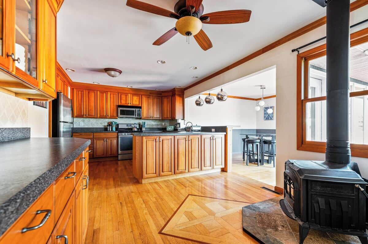 Jääkaappi, mikroaaltouuni, uuni, liesi