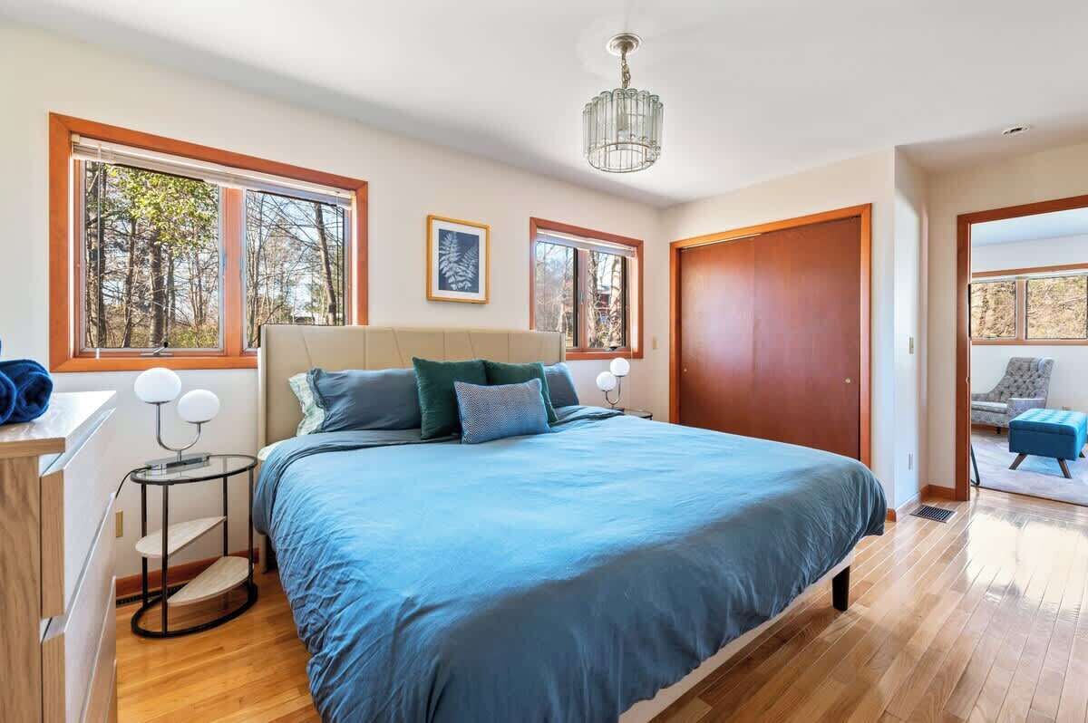 4 bedrooms, desk, iron/ironing board, WiFi