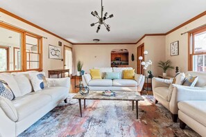 TV, fireplace, stereo, offices - HV Spacious Retreat sleeps 13 with pool and hot tub (Poughkeepsie)