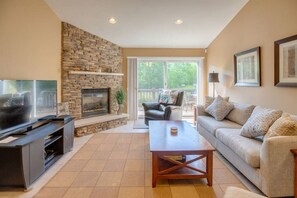 Una televisión, una chimenea