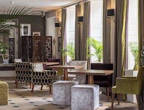 Lobby sitting area - Barton Hall Hotel & Spa (Kettering)