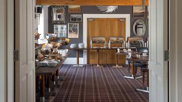 Daily full breakfast (GBP 15 per person)