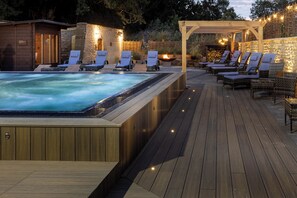 Een sauna, een bubbelbad, een stoombad, lichaamsbehandelingen