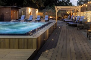 Un sauna, una bañera de hidromasaje, baño turco, tratamientos corporales