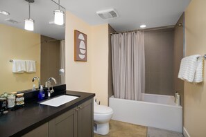 Sèche-cheveux, serviettes fournies, savon, shampoing