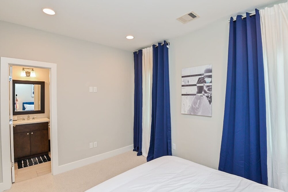 Luxurious Modern 3 Story Haven, East Downtown City Views minutes to