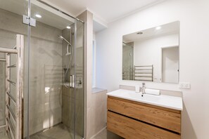 Bathroom - Moa Cottage - in Oneroa Village - Welcome to Moa Cottage, your tranquil holiday retreat. This affordable home features 3 cozy bedrooms, amenities, and sleeps 6 guests. With close proximity to beaches and Oneroa village, it's the perfect destination f (Waiheke Island)