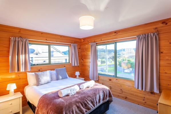 3 bedrooms, iron/ironing board, internet, bed sheets - Moa Cottage - in Oneroa Village - Welcome to Moa Cottage, your tranquil holiday retreat. This affordable home features 3 cozy bedrooms, amenities, and sleeps 6 guests. With close proximity to beaches and Oneroa village, it's the perfect destination f (Waiheke Island)