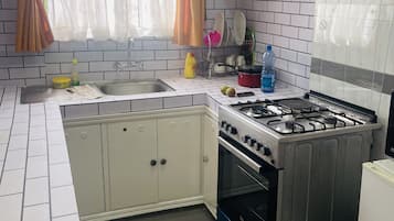 Basic Apartment, 1 Bedroom, Non Smoking | Private kitchen | Mini-fridge, microwave, oven, toaster