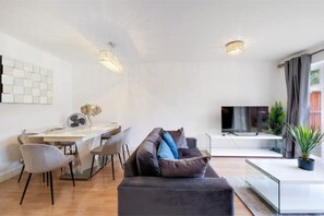 Smart TV - 6 Berth- 5Beds- 2Bathroom- 3 room- 2 parking space (Leavesden)