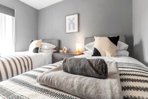 2 عدّة غرف نوم ومكواة/لوح كي وواي فاي وملاءات أسرّة