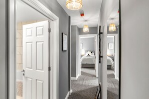 2 habitaciones, tabla de planchar con plancha, wifi y ropa de cama 