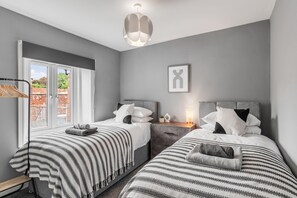 2 habitaciones, tabla de planchar con plancha, wifi y ropa de cama 