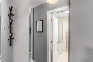 Shower, hair dryer, towels, soap - Contractor Haven | Stylish 2 Bed Apartment | Sleeps 5 | Free Off Road Parking (Norwich)