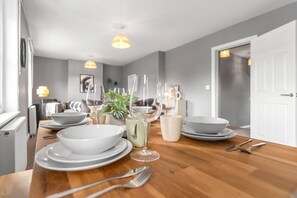 Dining - Contractor Haven | Stylish 2 Bed Apartment | Sleeps 5 | Free Off Road Parking (Norwich)