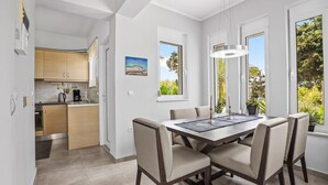 Una cocina moderna con armarios de madera y un comedor con mesa y sillas.