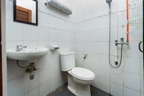 Standard Double Room | Bathroom - OYO 3006 Falisha Homestay Syariah (Sleman)