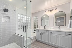 Ensemble douche/baignoire, sèche-cheveux, serviettes fournies