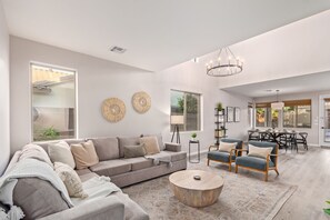 Fernseher, Bücher, Musikbibliothek, Videothek