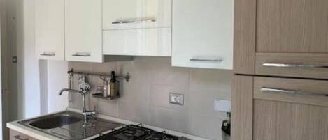 Microondas, horno, placa de cocina, silla alta para bebés