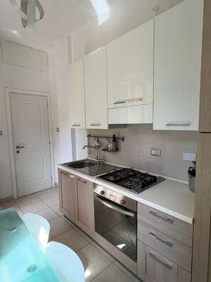 Mikrowelle, Ofen, Herdplatte, Hochstuhl