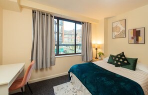 2 bedrooms, desk, WiFi, bed sheets