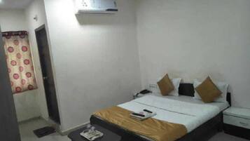 Deluxe Double Room | Desk, free WiFi, bed sheets