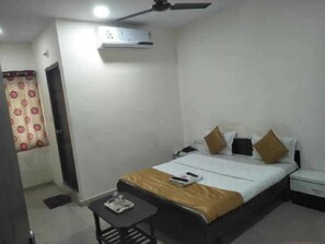 Deluxe Double Room | Desk, free WiFi, bed sheets - Hotel Silver Inn - Naroda (Ahmedabad)