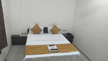 Deluxe Double Room | Desk, free WiFi, bed sheets