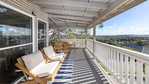 Outdoor dining - Cabane Sur Mer – views of Shoal Bay (Shoal Bay)