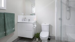 Dusche, Haartrockner, Handtücher