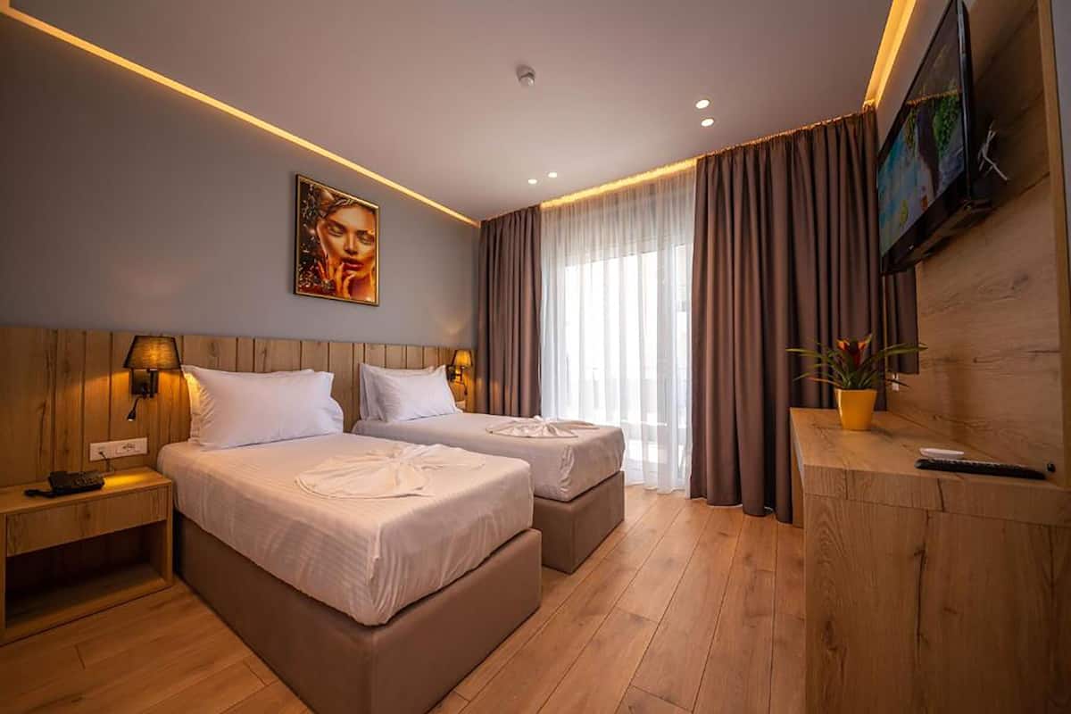 Deluxe-Doppel- oder -Zweibettzimmer, Balkon, eingeschränkter Meerblick | 1 Schlafzimmer, Zimmersafe, Schreibtisch, Verdunkelungsvorhänge