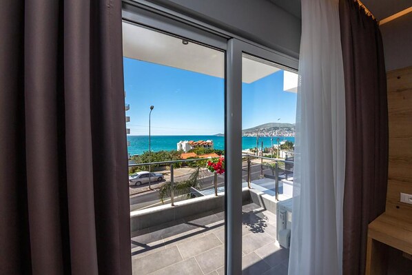 Chambre Double Deluxe, balcon, vue mer | Coffres-forts dans les chambres, bureau, rideaux occultants