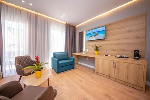 Double Room with Balcony and Partial Sea View | Pengeskab på værelset, skrivebord, mørklægningsgardiner, gratis Wi-Fi